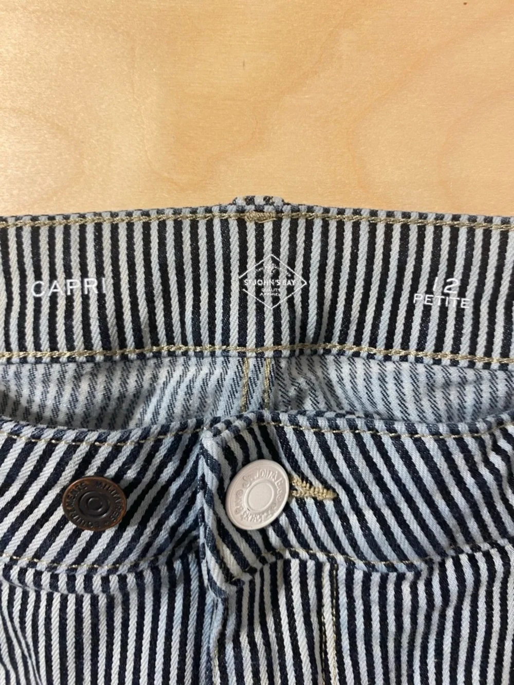 St. John’s Bay Striped Navy and White Cropped Pants 12P (RB)